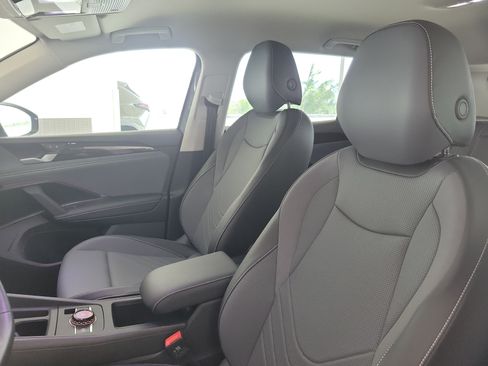 Used 2025 Volkswagen Tiguan SE FWD image 24