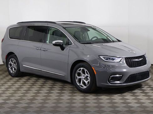 Used 2023 Chrysler Pacifica Limited image 2