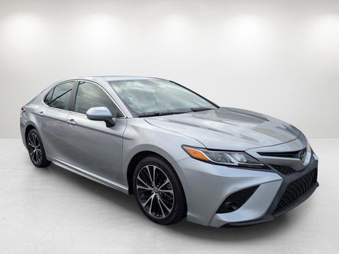 Used 2020 Toyota Camry SE image 3