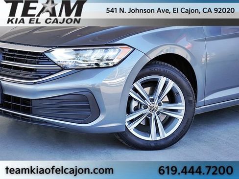 Used 2024 Volkswagen Jetta SE FWD image 3