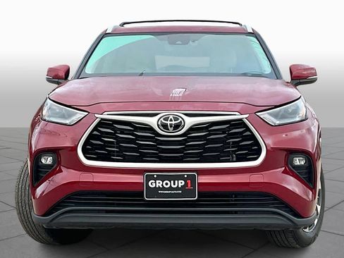 Used 2024 Toyota Highlander XLE image 4