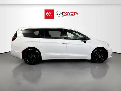 Used 2025 Chrysler Pacifica Select image 2