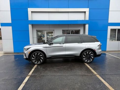 Used 2025 Lincoln Nautilus Reserve w/ Jet Appearance Package image 5