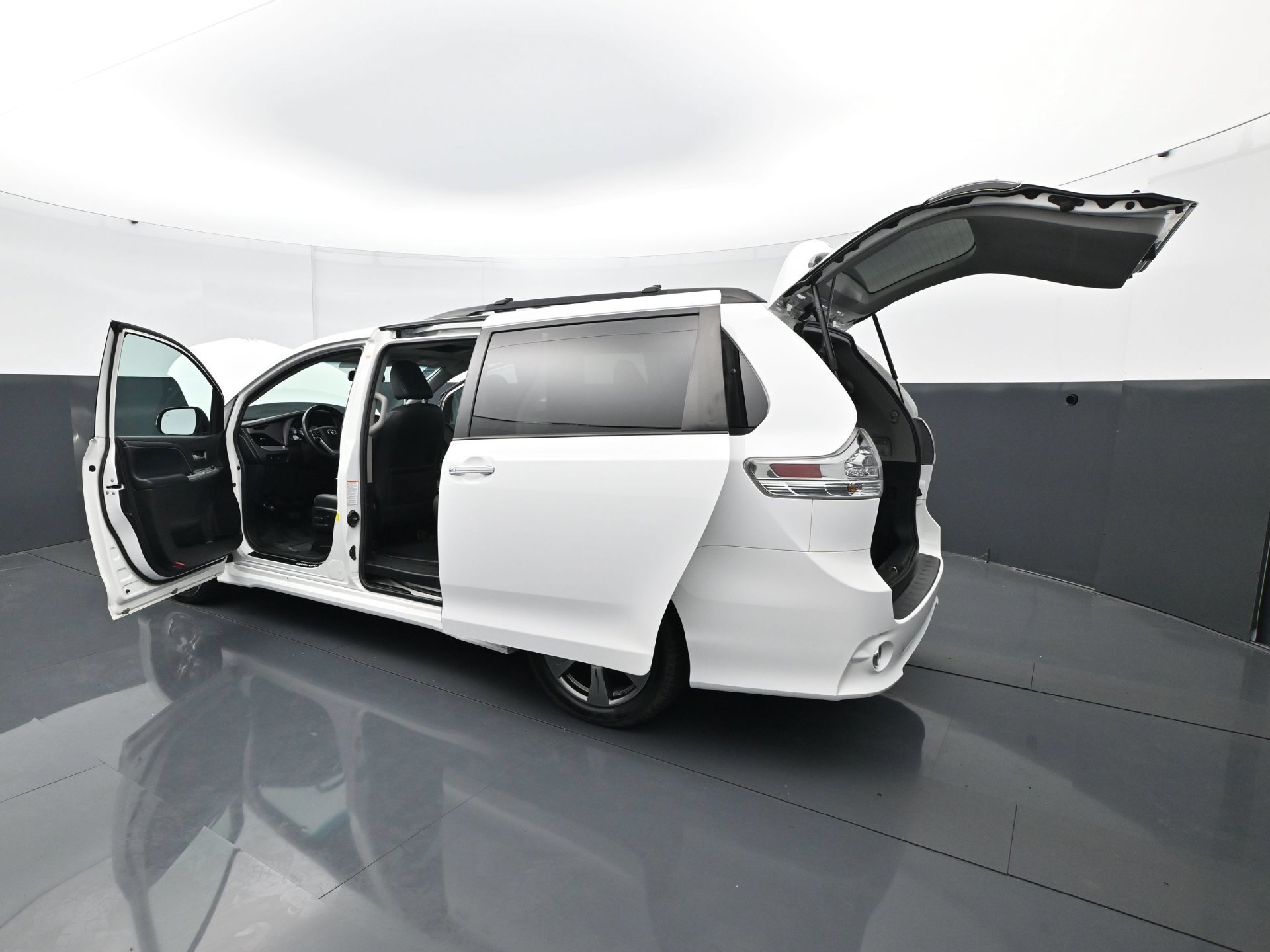 Used 2017 Toyota Sienna SE w/ SE Preferred Package FWD image 34