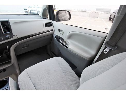 Used 2012 Toyota Sienna LE image 8