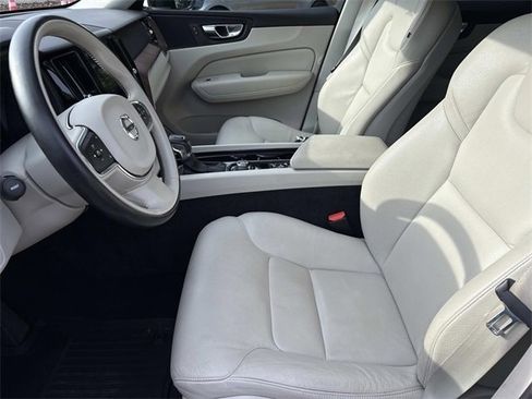Used 2021 Volvo XC60 T5 Momentum w/ Premium Package image 28