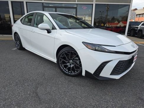 Used 2025 Toyota Camry SE w/ Convenience Package image 2