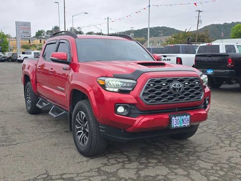 Used 2020 Toyota Tacoma TRD Sport w/ TRD Premium Sport Package AWD/4WD image 11