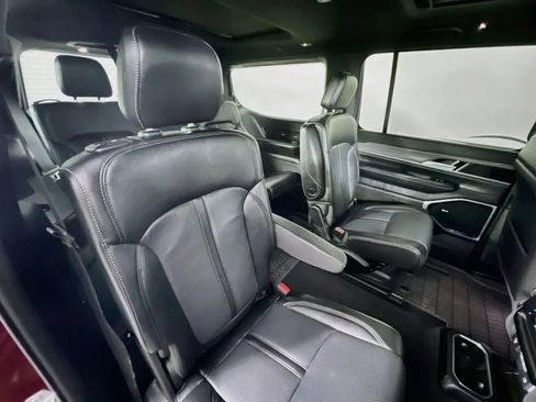 Used 2024 Jeep Wagoneer Series III w/ Premium Group I AWD/4WD image 31