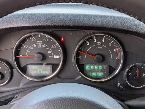 Used 2018 Jeep Wrangler Unlimited Sahara w/ Connectivity Group AWD/4WD image 29