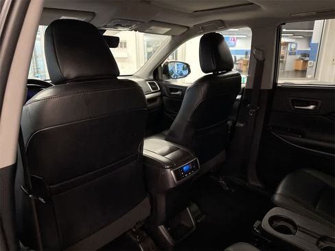 Used 2019 Toyota Highlander XLE image 19