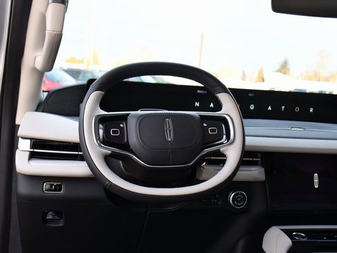 New 2025 Lincoln Navigator Reserve image 12