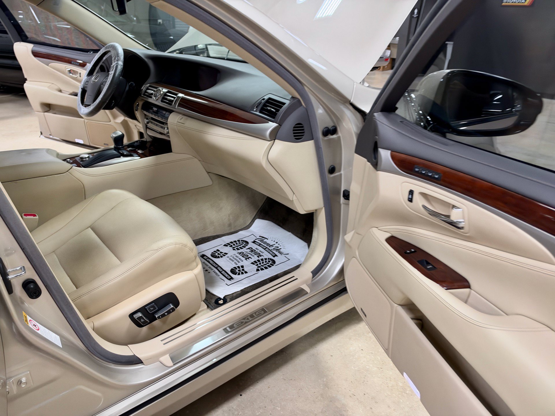 Used 2014 Lexus LS 460 w/ Comfort Package RWD image 25