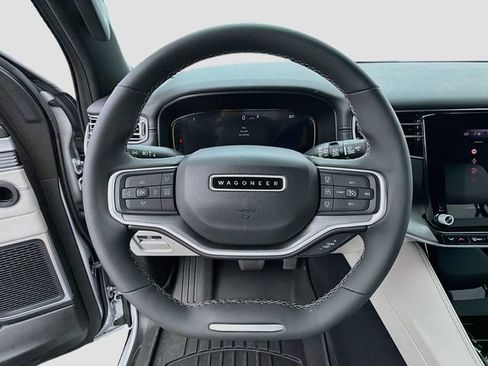 Used 2025 Jeep Wagoneer 4WD image 12