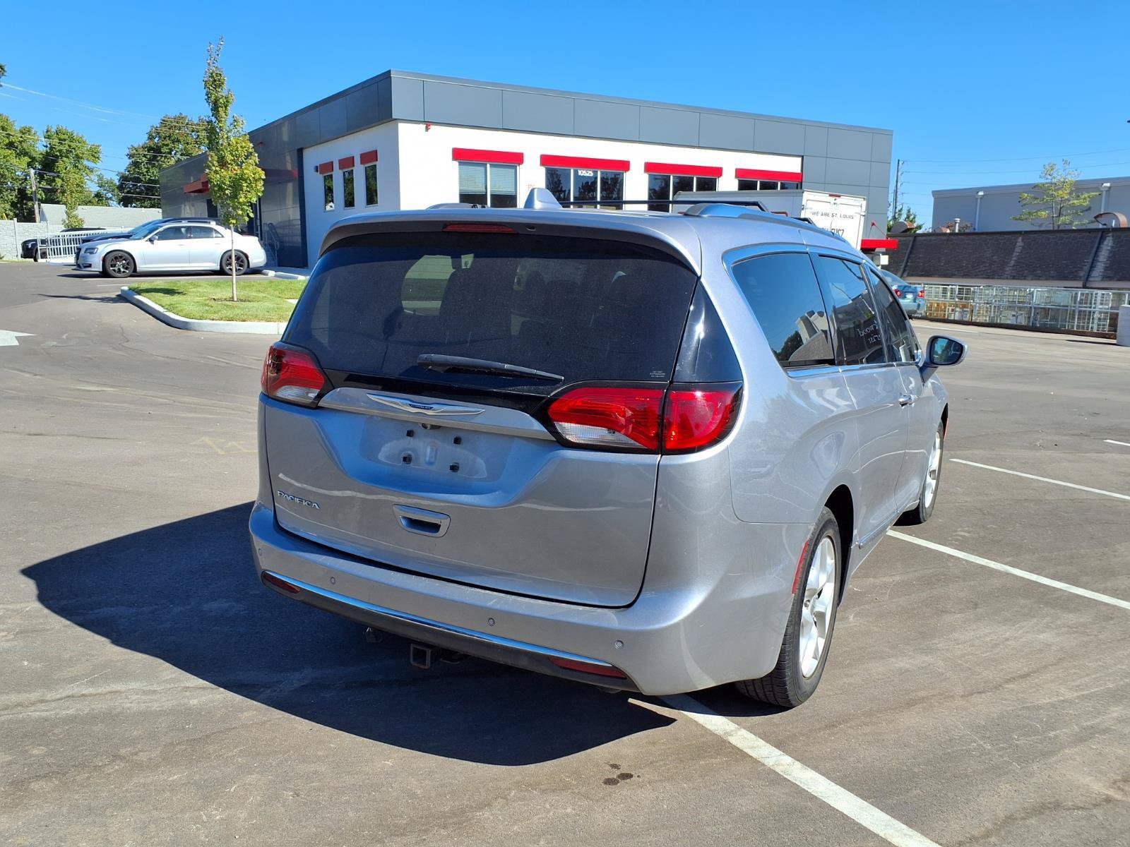 Used 2020 Chrysler Pacifica Touring-L Plus w/ Tire & Wheel Group FWD image 4