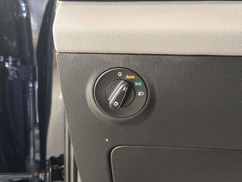 Used 2022 Volkswagen Taos SE w/ Panoramic Sunroof Package image 30