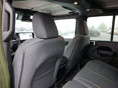 Used 2024 Jeep Wrangler Unlimited image 21