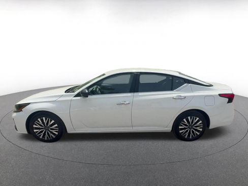Used 2025 Nissan Altima 2.5 SV FWD image 9