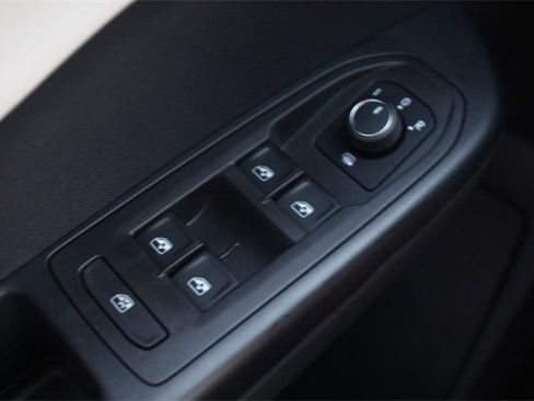 New 2025 Volkswagen Taos SE image 17