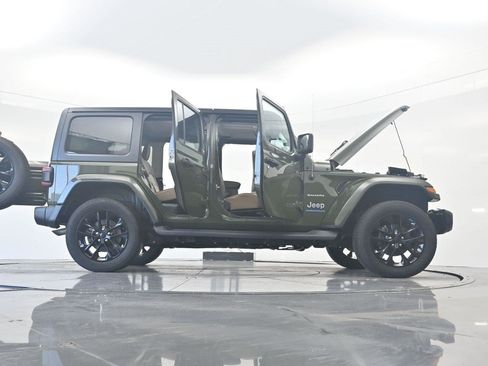 Used 2023 Jeep Wrangler Unlimited Sahara w/ Cold Weather Group AWD/4WD image 37