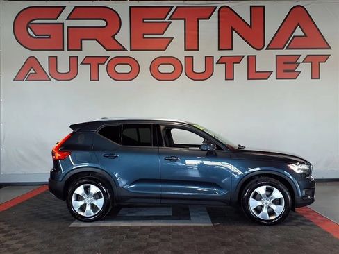 Used 2021 Volvo XC40 T4 Momentum FWD image 1