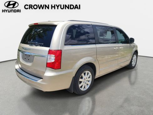 Used 2016 Chrysler Town & Country LX FWD image 4