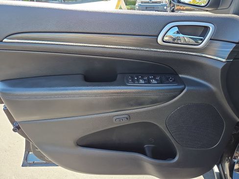 Used 2019 Jeep Grand Cherokee Limited image 13