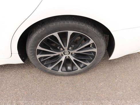 Used 2018 Toyota Camry SE w/ Moonroof Package FWD image 9