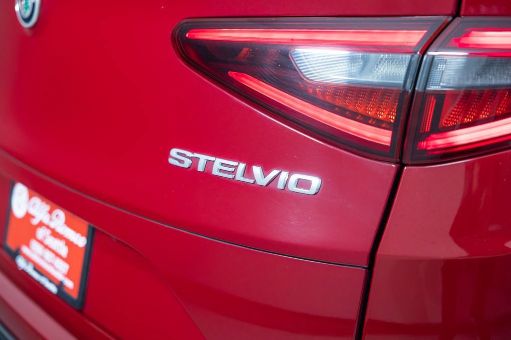 Used 2023 Alfa Romeo Stelvio Veloce AWD/4WD image 17