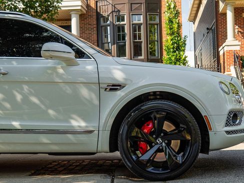 Used 2019 Bentley Bentayga image 11