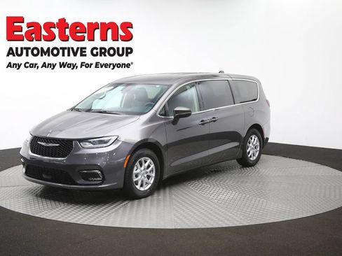 Used 2023 Chrysler Pacifica Touring-L FWD image 57