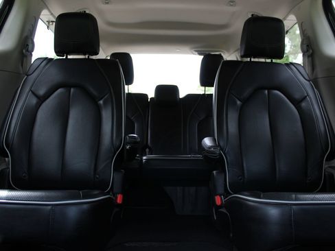 Used 2023 Chrysler Pacifica Limited FWD image 14