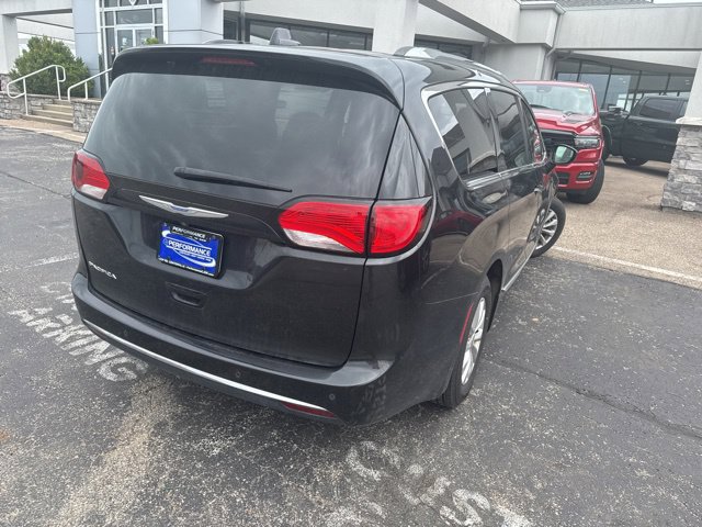 Used 2018 Chrysler Pacifica Touring-L FWD image 2