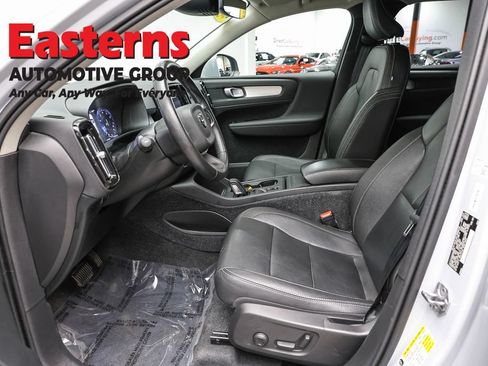 Used 2021 Volvo XC40 T4 Momentum FWD image 13