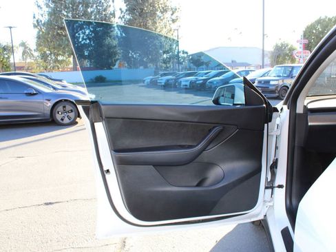Used 2022 Tesla Model Y Long Range image 13