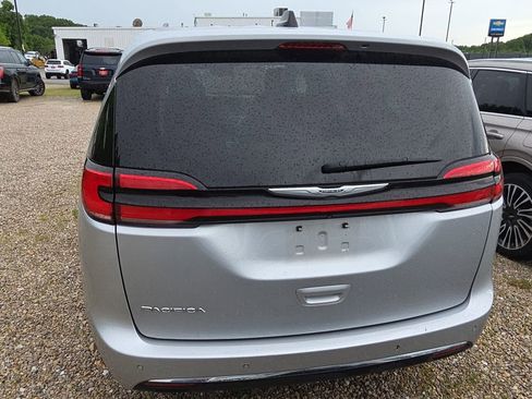 Used 2023 Chrysler Pacifica Touring-L FWD image 5