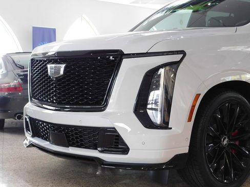 Used 2026 Cadillac Escalade V AWD/4WD image 17