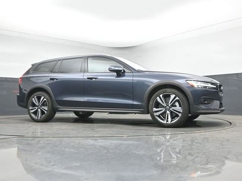 Used 2025 Volvo V60 B5 Cross Country Plus AWD/4WD image 10