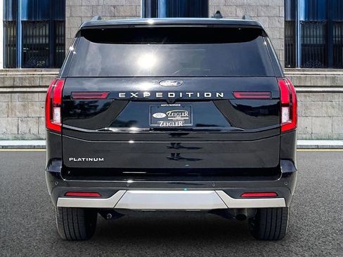 Used 2025 Ford Expedition Platinum w/ Driver's Package AWD/4WD image 4