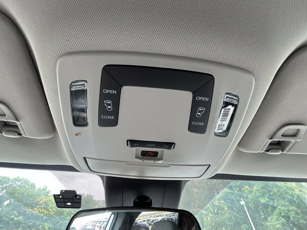 Used 2025 Toyota Sienna LE AWD/4WD image 36