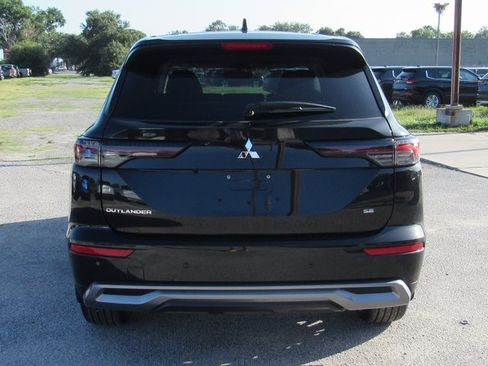 New 2025 Mitsubishi Outlander SE image 4