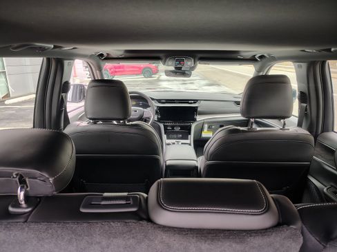 New 2026 Jeep Grand Cherokee Altitude image 12