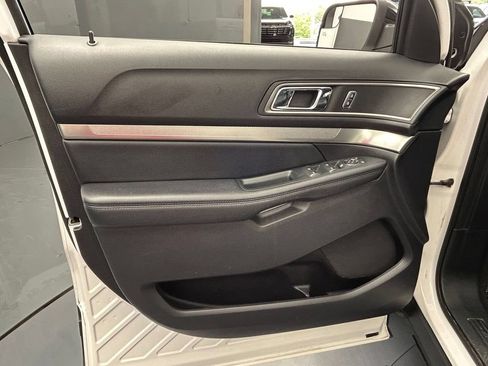 Used 2018 Ford Explorer XLT w/ Equipment Group 202A FWD image 12