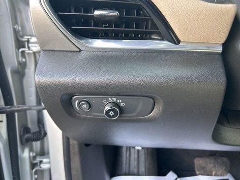 Used 2022 Chevrolet Traverse LS image 17