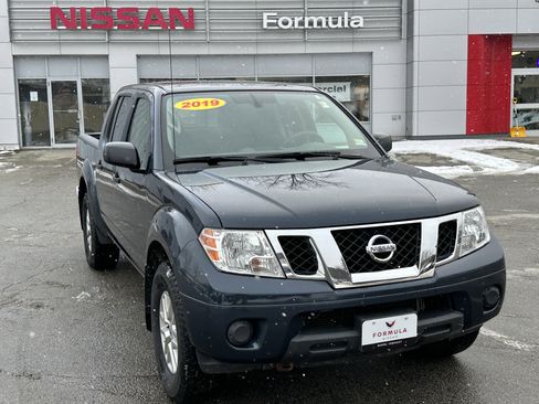 Used 2019 Nissan Frontier SV image 1