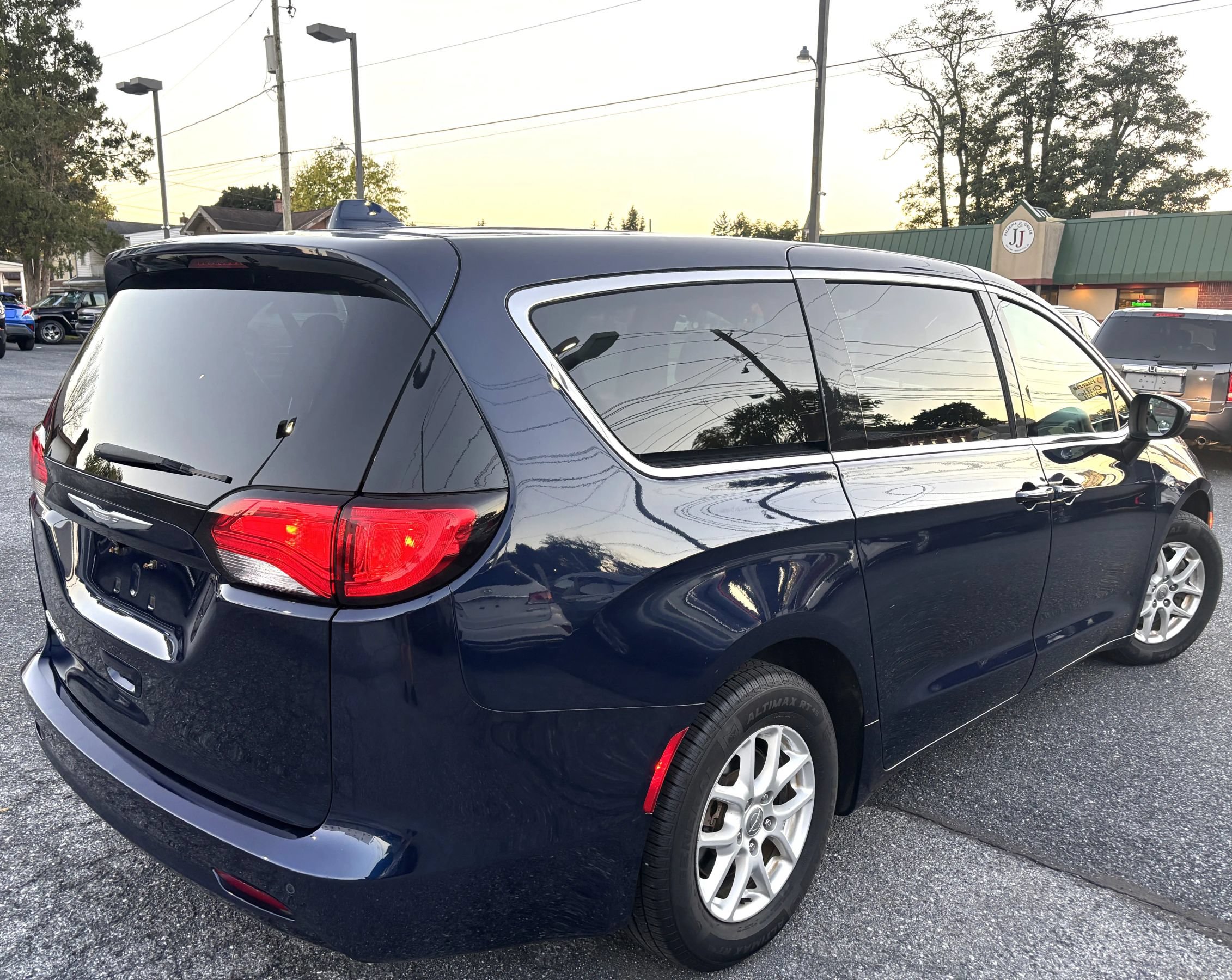 Used 2017 Chrysler Pacifica Touring FWD image 5