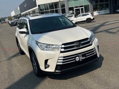 Used 2017 Toyota Highlander XLE w/ Carpet Mat Package AWD/4WD image 7