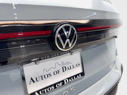 Used 2025 Volkswagen Taos SE FWD image 21
