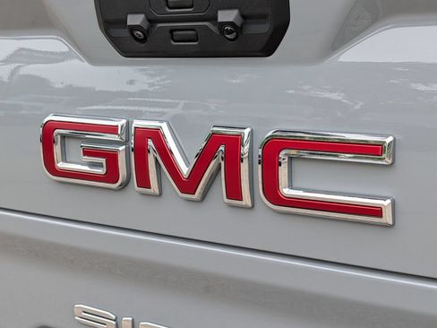 Used 2024 GMC Sierra 1500 AT4 w/ Technology Package AWD/4WD image 10