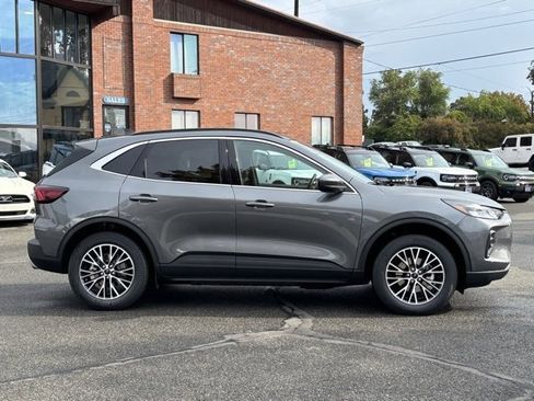 New 2025 Ford Escape SE image 2